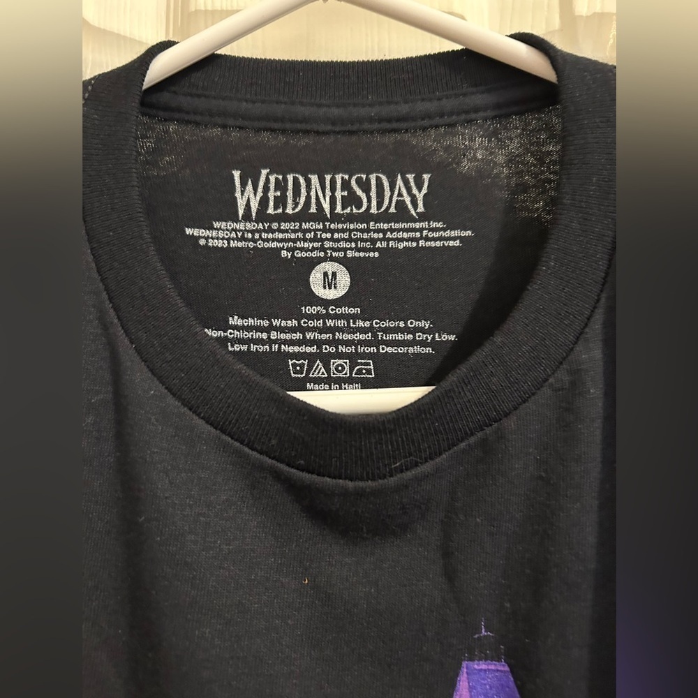 New Wednesday Black Nevermore Academy Graphic T-Shirt medium - Picture 2 of 3